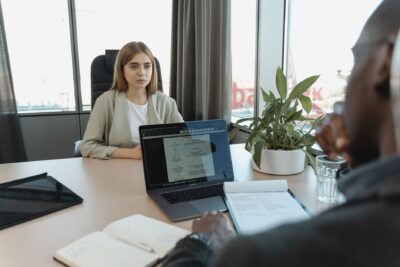 Baromètre Hellowork du 3e trimestre 2026 : la baisse des offres d’emploi ralentit, l&rsquo;intérim résiste