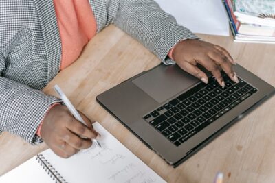 Enquêtes bien-être : 59 % des salariés n&rsquo;osent pas répondre franchement